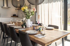 Dining - Eagle 8p - Four Bedroom Villa, Sleeps 8 (Oosterhout)