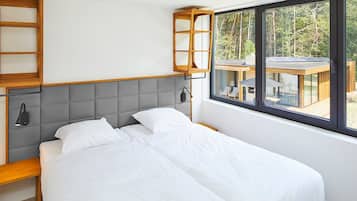 4 bedrooms, iron/ironing board, Internet, bed sheets