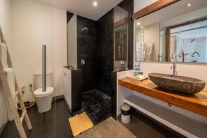 Baignoire, sĂšche-cheveux, shampoing