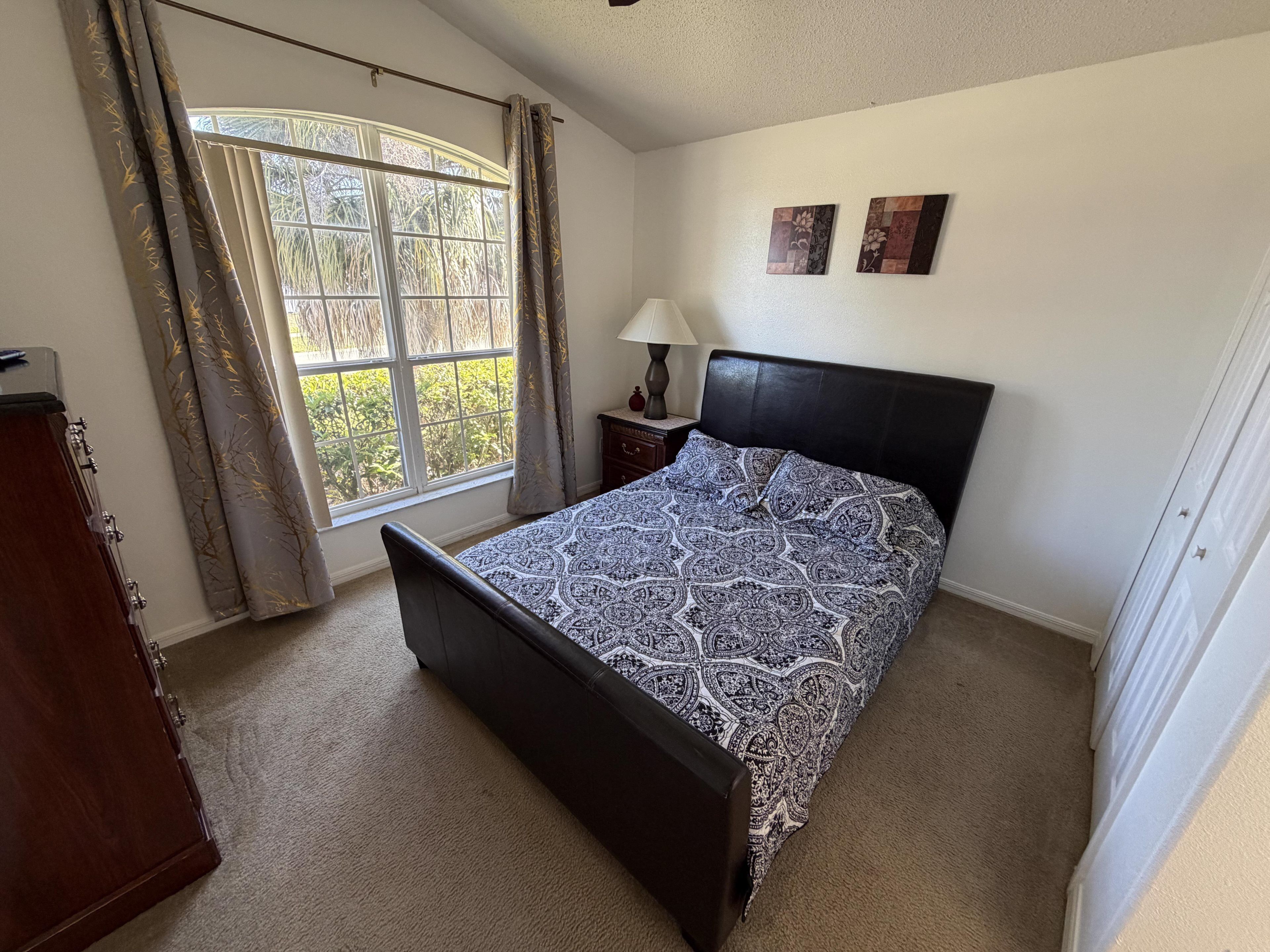5 habitaciones, tabla de planchar con plancha, wifi y ropa de cama 