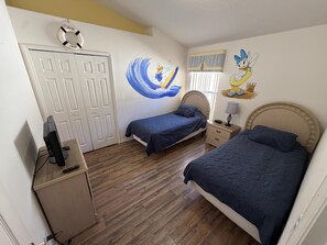 5 bedrooms, iron/ironing board, WiFi, bed sheets