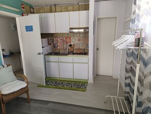 Kühlschrank, Mikrowelle, Herdplatte, Wasserkocher mit Kaffee-/Teezubehör