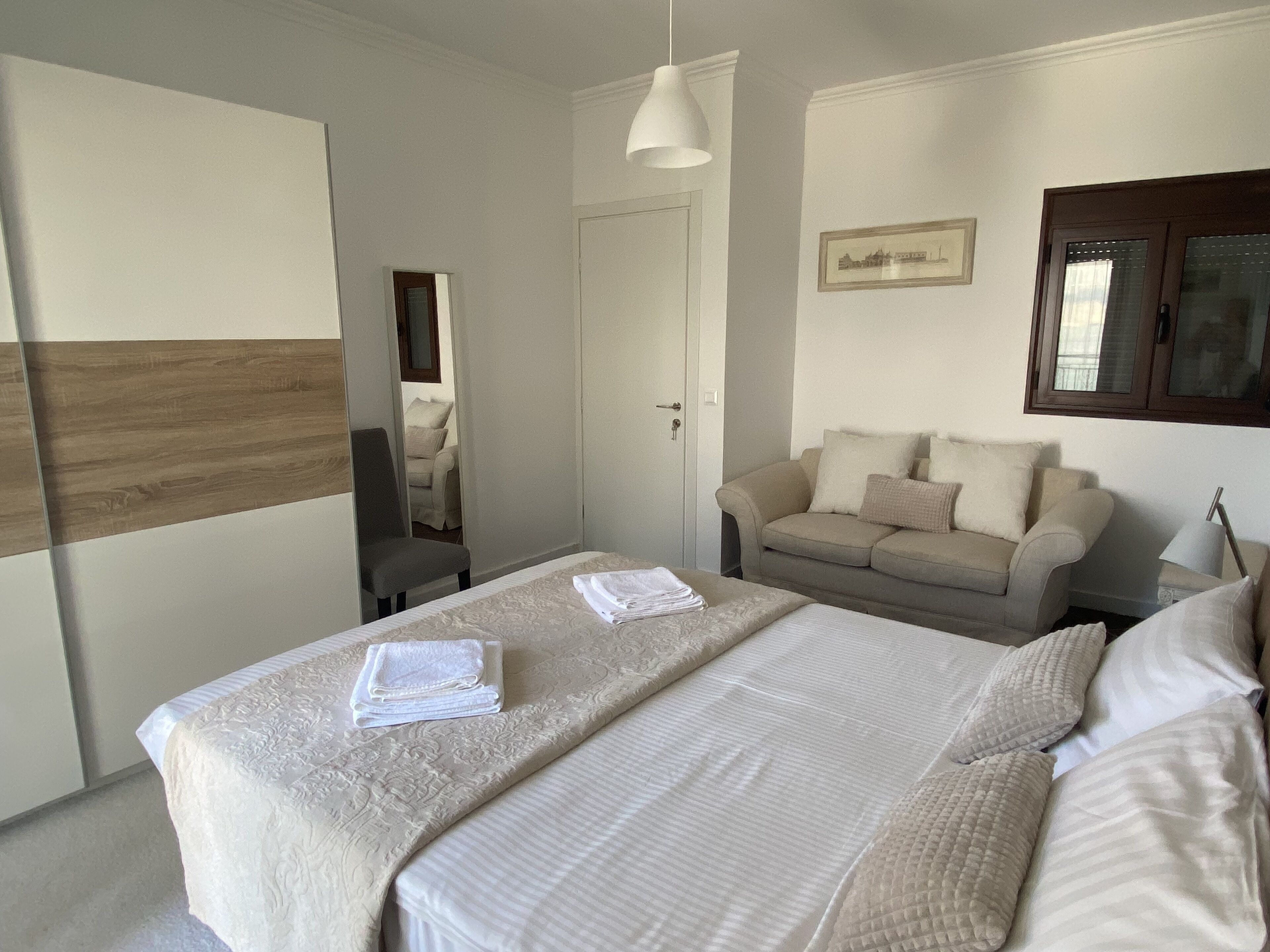 "Sunshine" with swimming pool, very close to the beach!