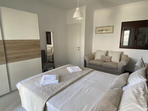2 bedrooms, iron/ironing board, WiFi, bed sheets - "Sunshine" with swimming pool, very close to the beach! (Lindos)