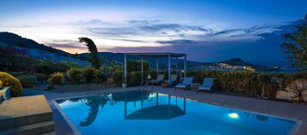 "Sunshine" with swimming pool, very close to the beach!