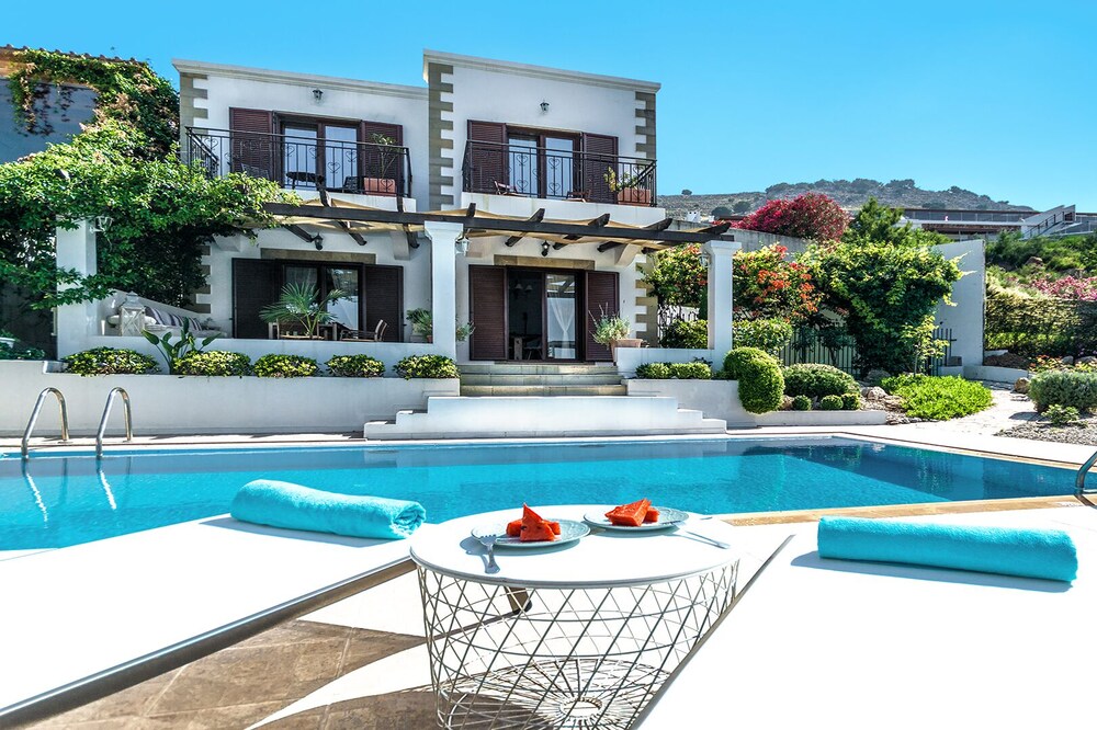 "Sunshine" with swimming pool, very close to the beach!