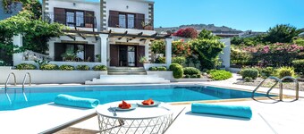 "Sunshine" with swimming pool, very close to the beach!