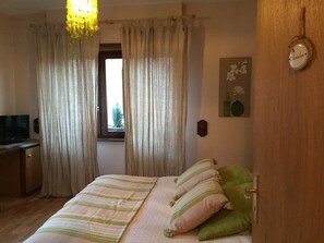 6 bedrooms, iron/ironing board, WiFi, bed sheets