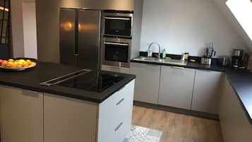 JÀÀkaappi, uuni, liesi, astianpesukone