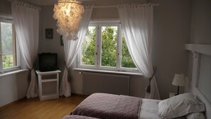 6 bedrooms, iron/ironing board, WiFi, bed sheets - Guest house L'Ecrin des Saveurs (Table soccer ) (Schwenheim)