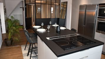 Fridge, oven, stovetop, dishwasher