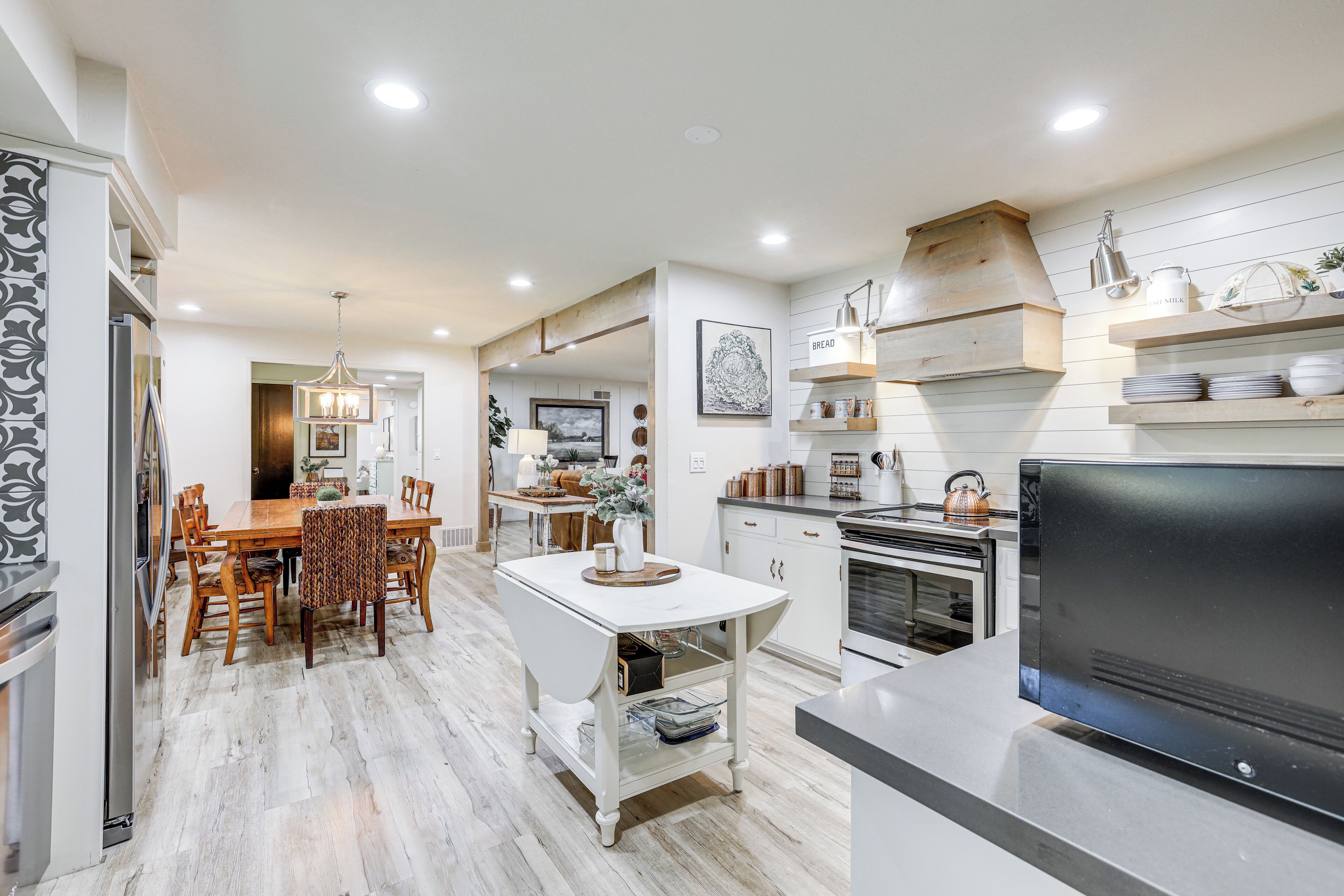 Geladeira, micro-ondas, cooktop, lava-louças
