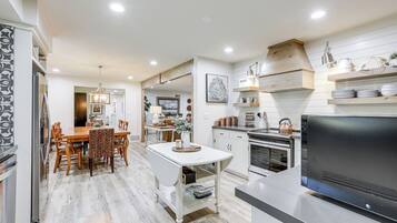Geladeira, micro-ondas, cooktop, lava-louças