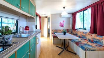 Fridge, coffee/tea maker