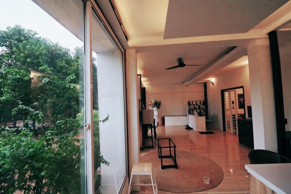 32-inch TV with cable channels - Cat's Hostel (Siem Reap)