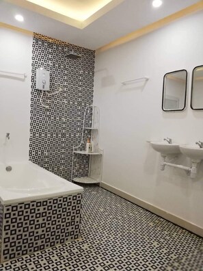 Chambre Simple Confort, 1 chambre, baignoire | Salle de bain