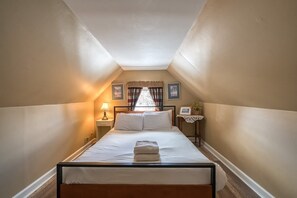 6 bedrooms, iron/ironing board, WiFi, bed sheets