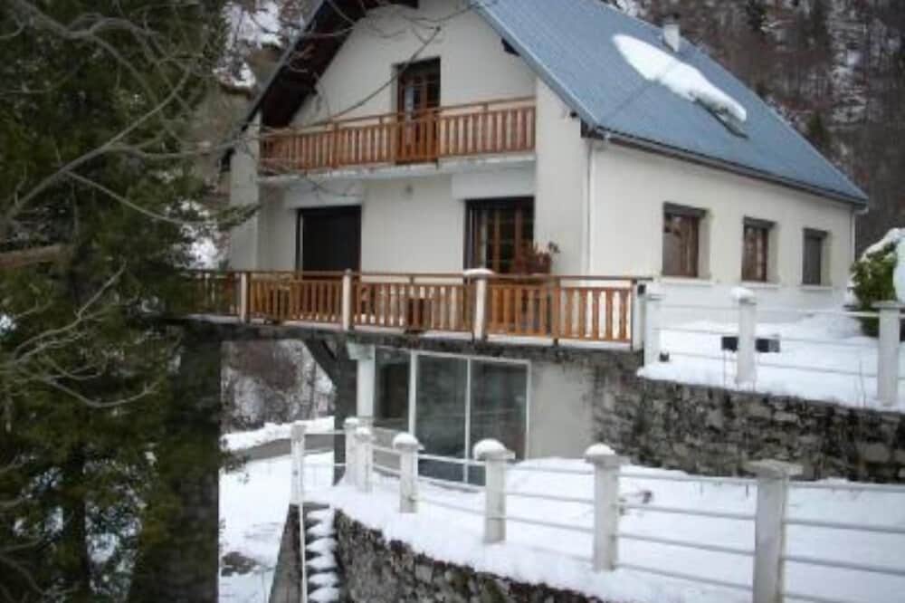 Large house sleeps 16 at the entrance to Barèges, at the foot of the shuttles