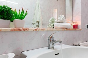 Duschwanne, Haartrockner, Bidet, Handtücher