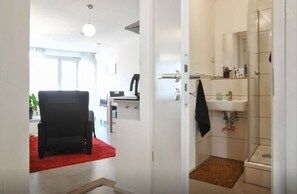 Shower, hair dryer, towels, toilet paper - Comfortable Bright Apartment (Tübingen)