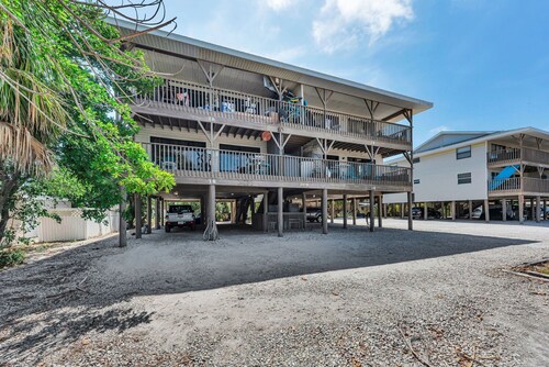 Clean, Bright New Beach Villa