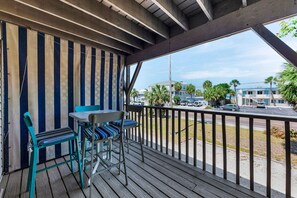 Outdoor dining - Clean, Bright New Beach Villa (Indian Rocks Beach)