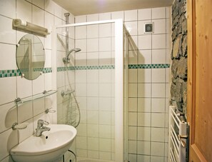 Dusj, hårføner, håndklær og toalettpapir