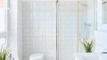 Dusche, Haartrockner, Toilettenpapier