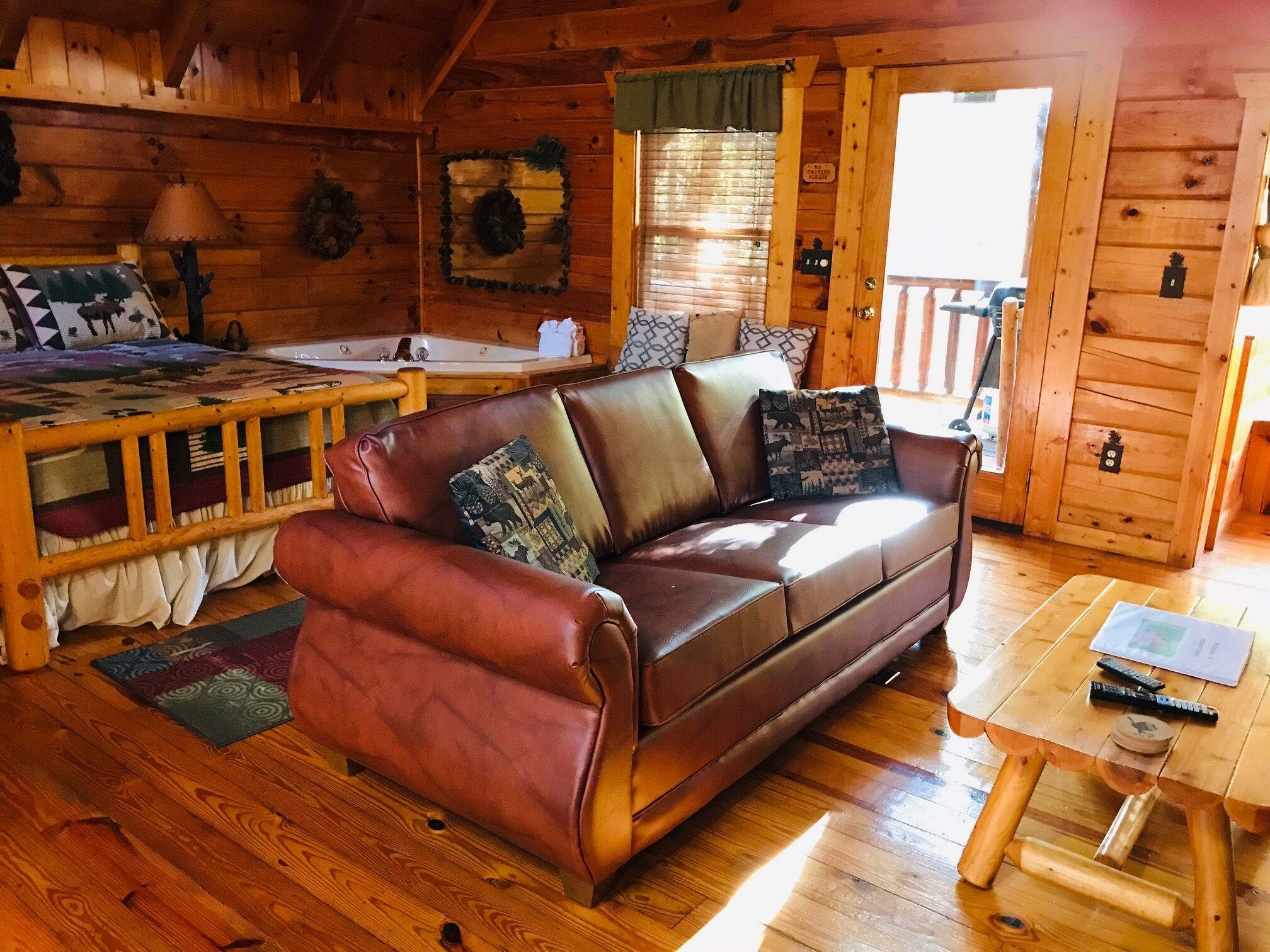 Semi-secluded - Perfect Honeymoon Cabin - Wooded Setting