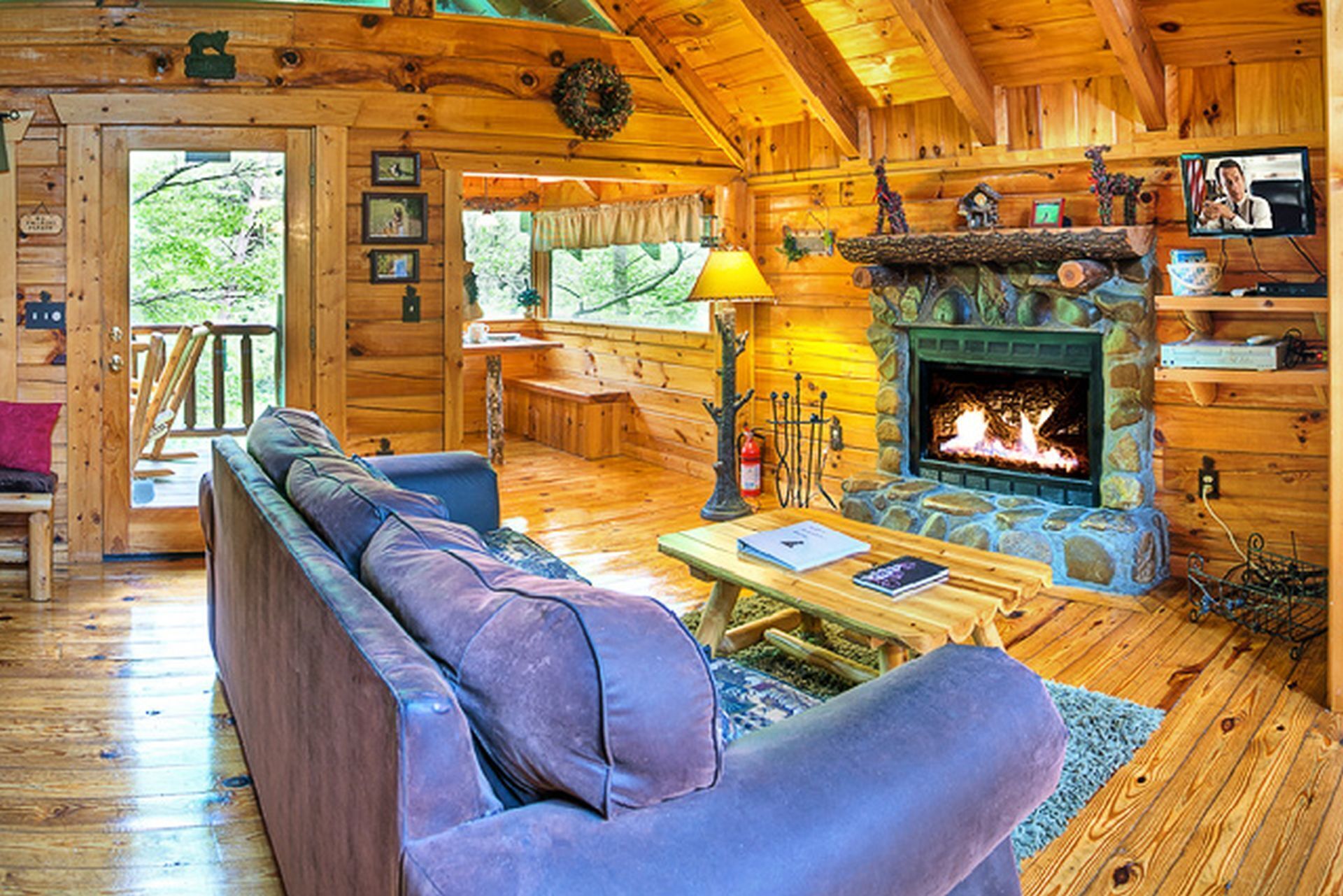 Semi-secluded - Perfect Honeymoon Cabin - Wooded Setting