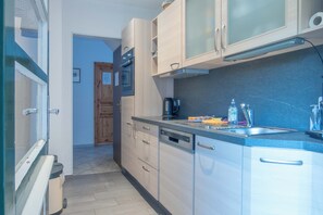 Kühlschrank, Mikrowelle, Ofen, Herdplatte