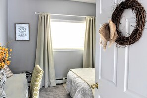 3 quartos, ferros/tábuas de passar roupa, berço de viagem