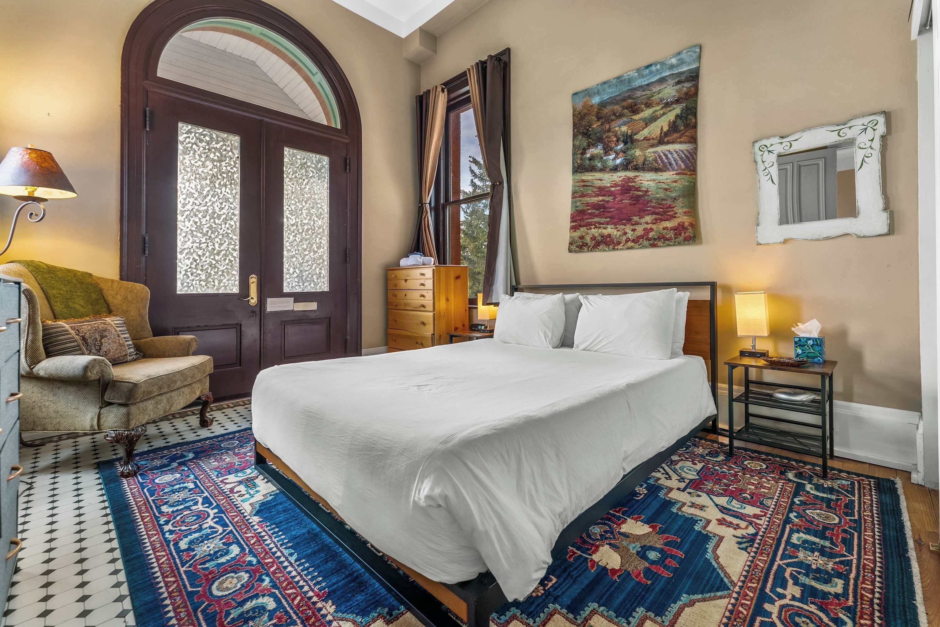 2 habitaciones, escritorio, tabla de planchar con plancha y wifi 