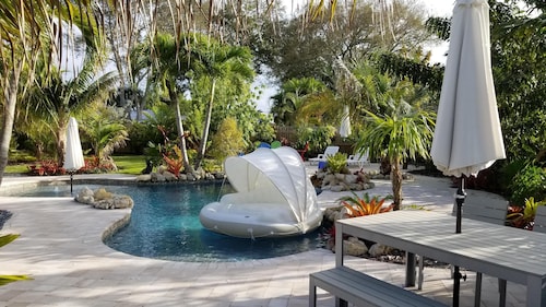 ⭐  Beautiful Private Backyard Resort Heated Pool/Spa Downtown & Beaches