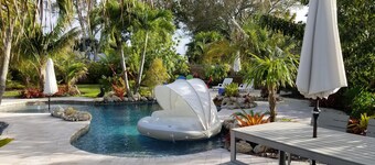 ⭐  Beautiful Private Backyard Resort Heated Pool/Spa Downtown & Beaches