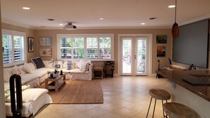 تلفزيون ذكي، مشغل دي في دي، ستيريو