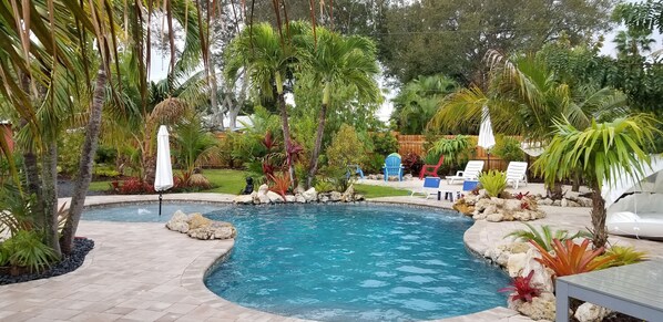 Alberca al aire libre y alberca climatizada