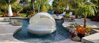 ⭐  Beautiful Private Backyard Resort Heated Pool/Spa Downtown & Beaches