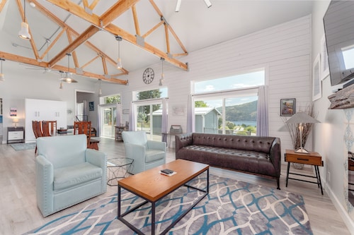 Stylish home with Private Pool and Lake Views!