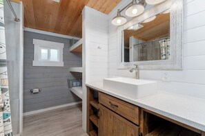 Combined shower/tub, hair dryer - Stylish home with Private Pool and Lake Views! (Manson)