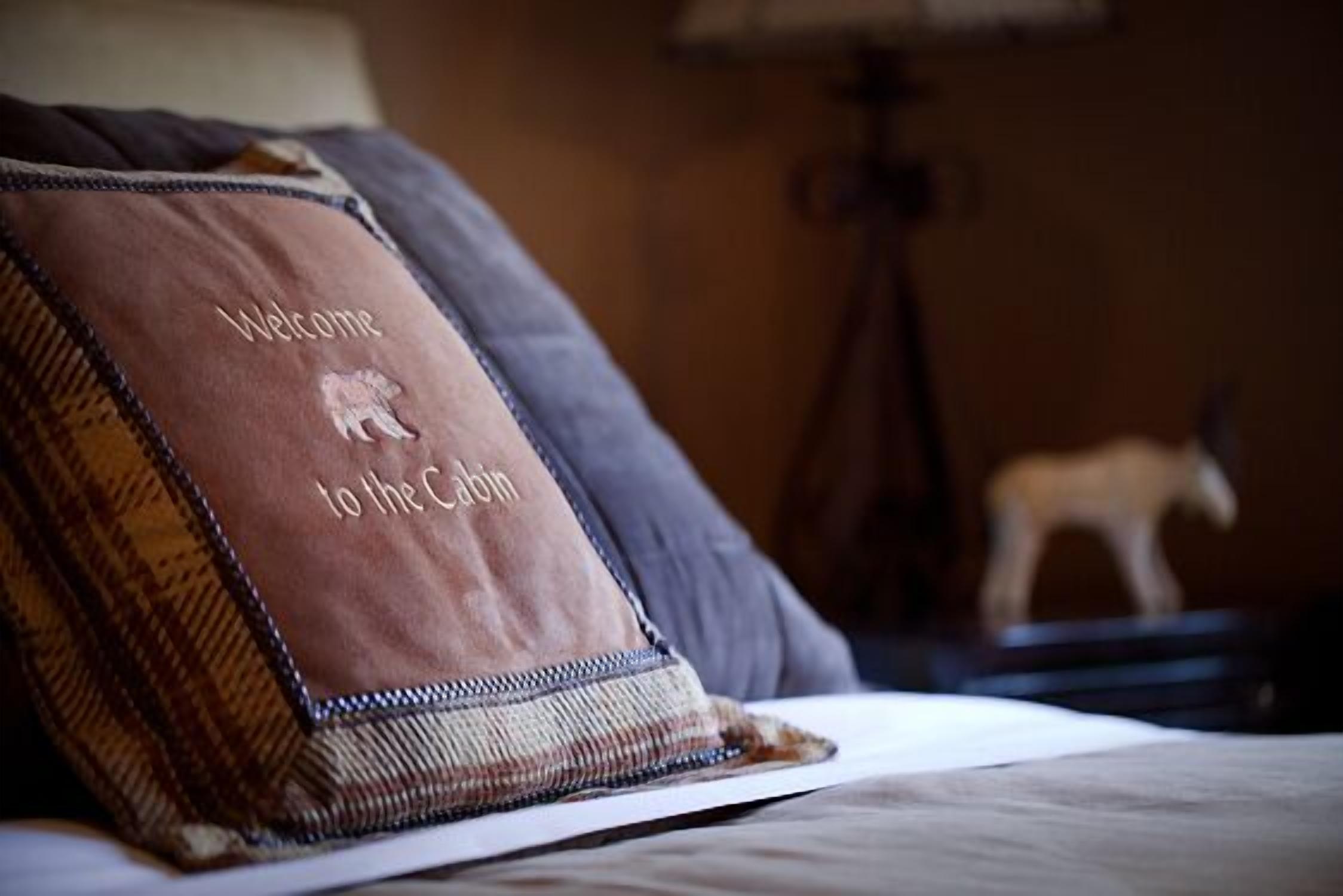 Iron Ring Log Chalet, Stay 3 nights/Pay for 2 nights, Oct to Dec, details below