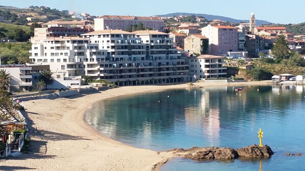 On the beach - T2 in new building feet on the beach (Propriano)