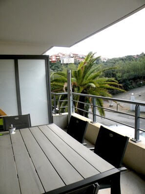Outdoor dining - T2 in new building feet on the beach (Propriano)