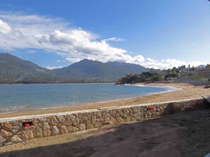 On the beach - T2 in new building feet on the beach (Propriano)