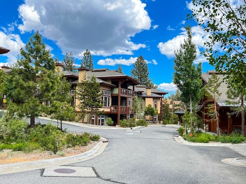 Modern Pet-Friendly Escape, Private Hot Tub & Grill, Gorgeous Views