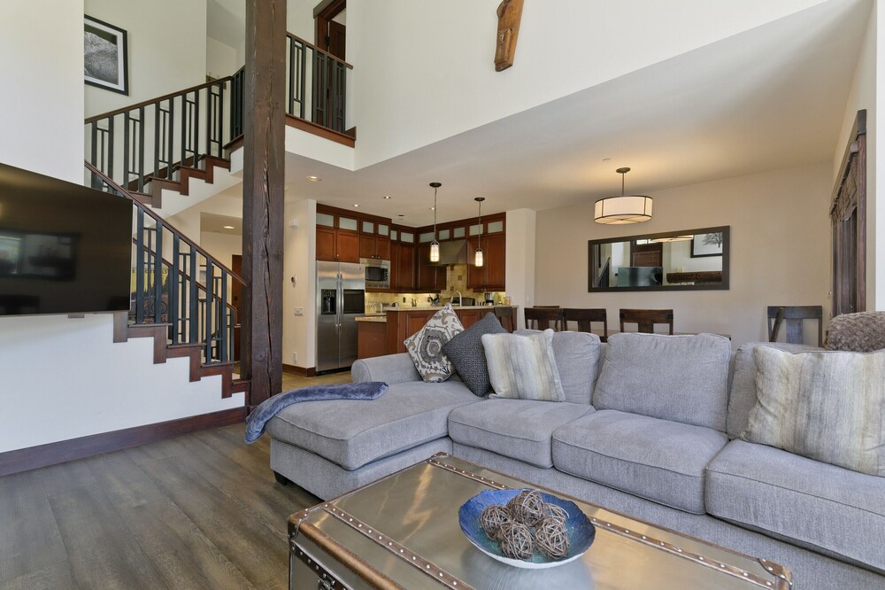 5-Star Pet Friendly Modern w/ Private Jacuzzi, BBQ, Garage. Near Trails