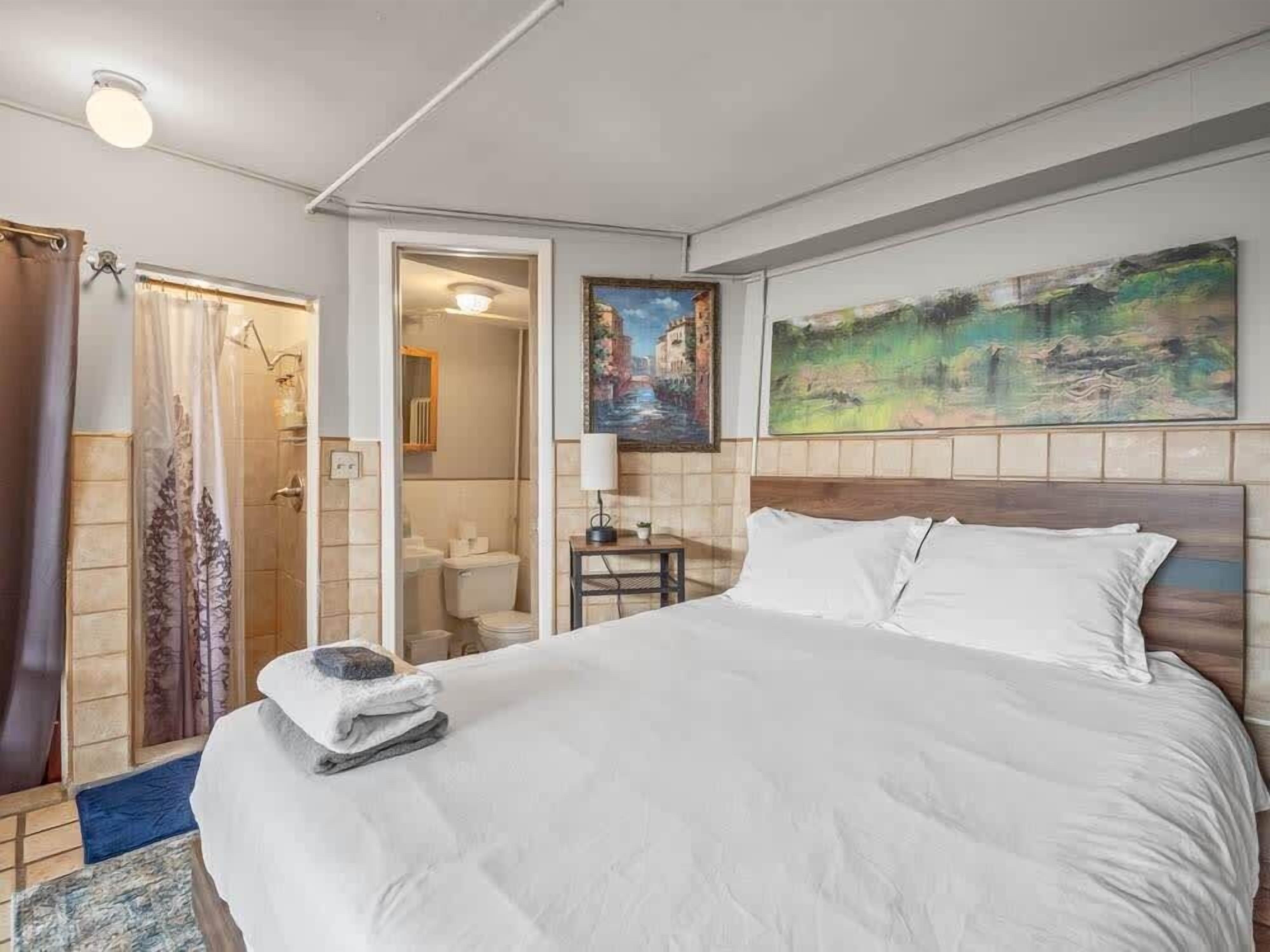 Betten mit Memory-Foam-Matratzen, WLAN, Bettwäsche