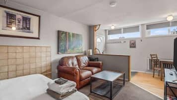 Betten mit Memory-Foam-Matratzen, WLAN, Bettwäsche