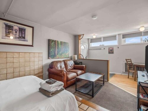 1BR Cozy Downtown Studio Condo: Hiking Nearby