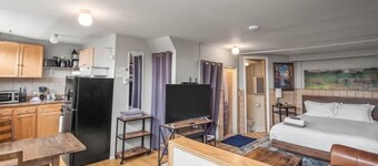 The Hiker's Haven - Downtown, Cosy + Pets Okay!